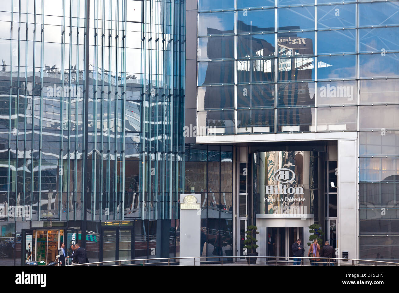 Ingresso al Hotel Hilton di La Défense, zona affari di Parigi, Francia. Architettura moderna, vetro, quartiere finanziario Foto Stock