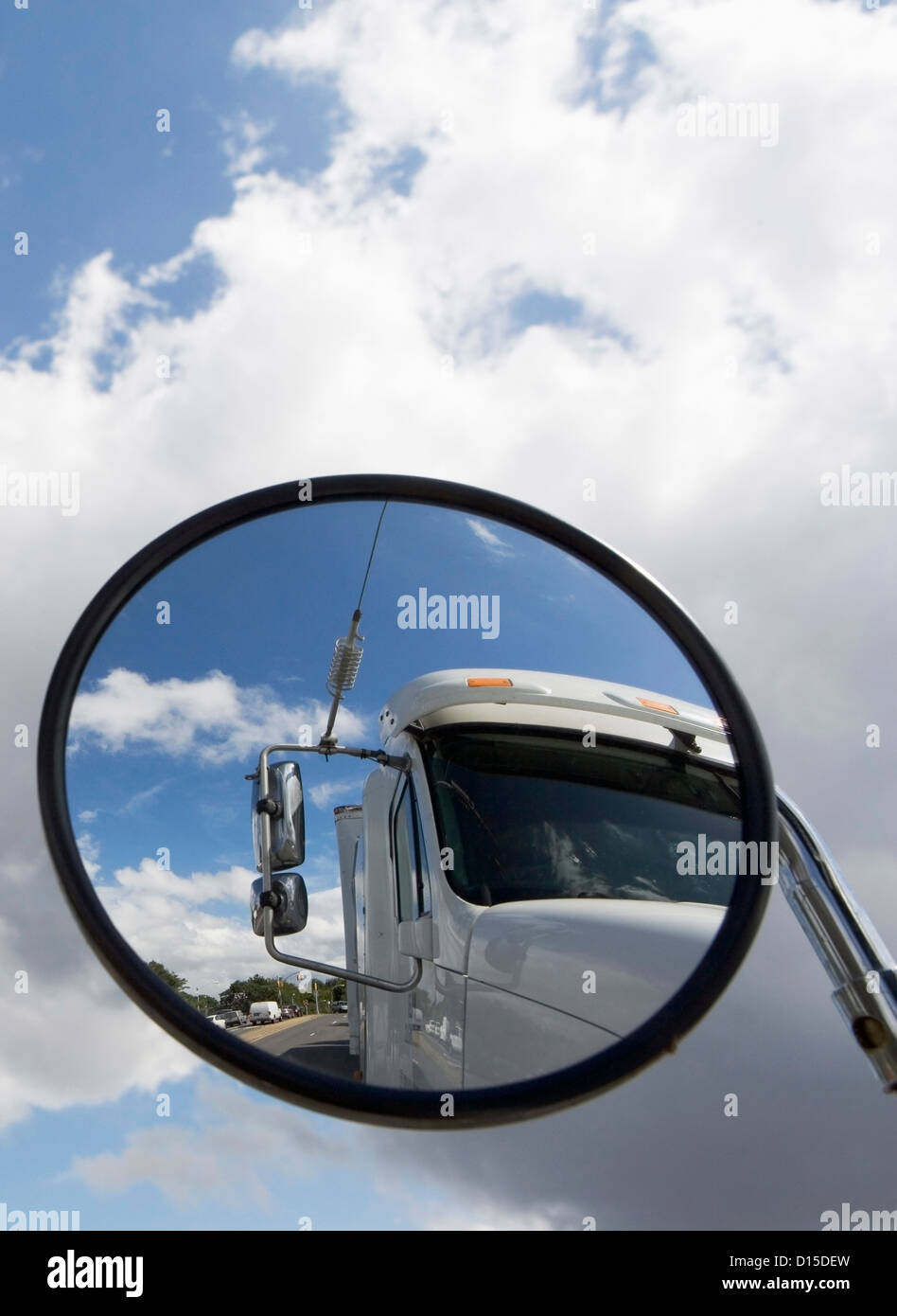 Stati Uniti d'America, nello Stato di New York, New York City, la riflessione di semi-carrello in vista laterale lo specchio Foto Stock