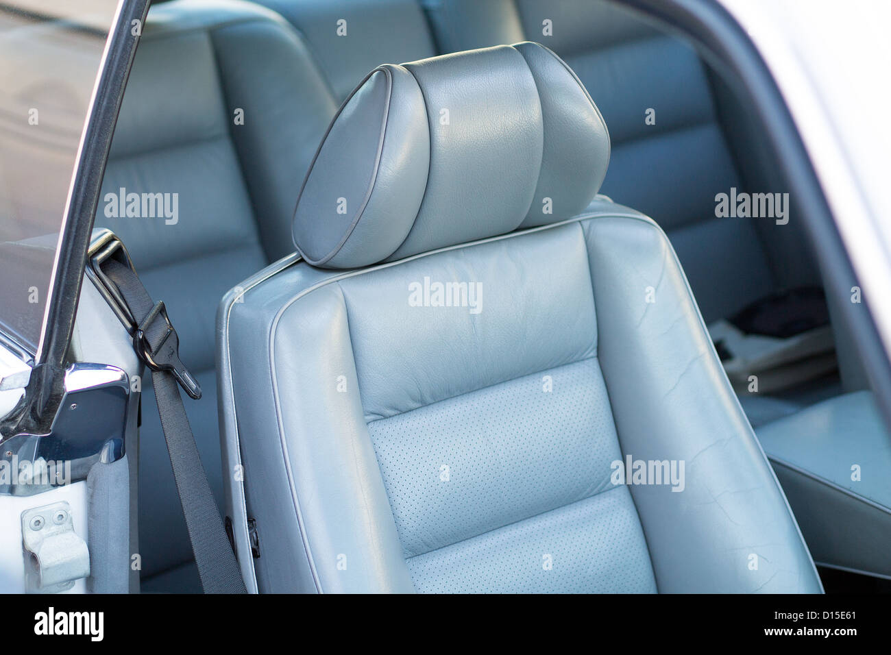 Grigio sedile in pelle in un auto di lusso Foto Stock