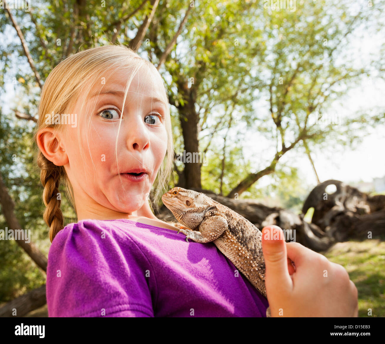 Stati Uniti d'America, Utah, Lehi, bambina (4-5) sorpreso da lizard lei tiene Foto Stock