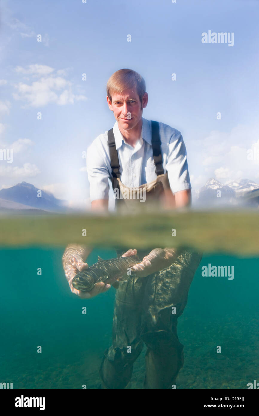 Stati Uniti d'America, Montana, il Glacier National Park, Lago McDonald, uomo azienda western tagliagole trote c Foto Stock