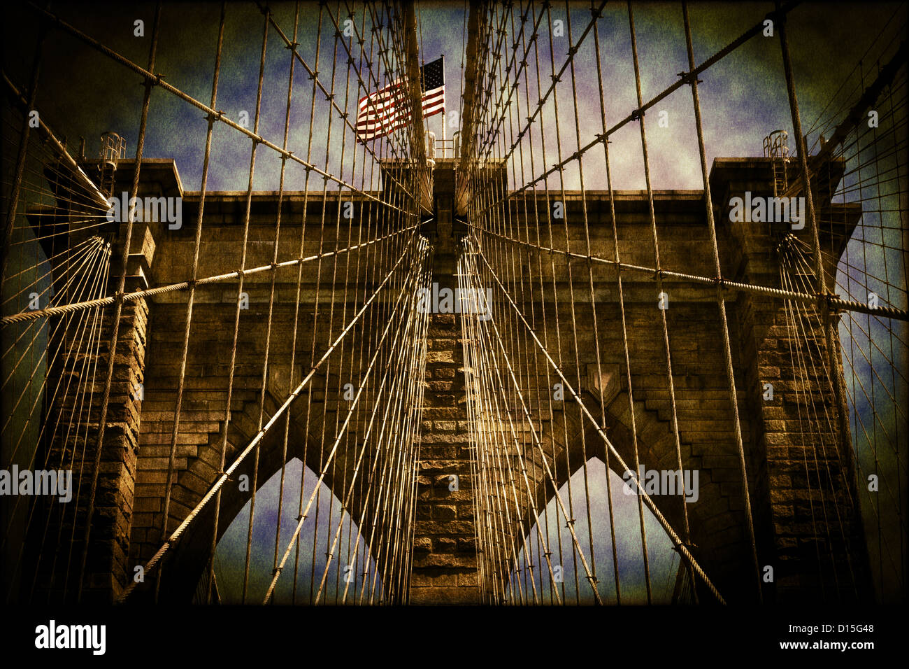 Ponte di Brooklyn con bandiera americana a New York City Foto Stock