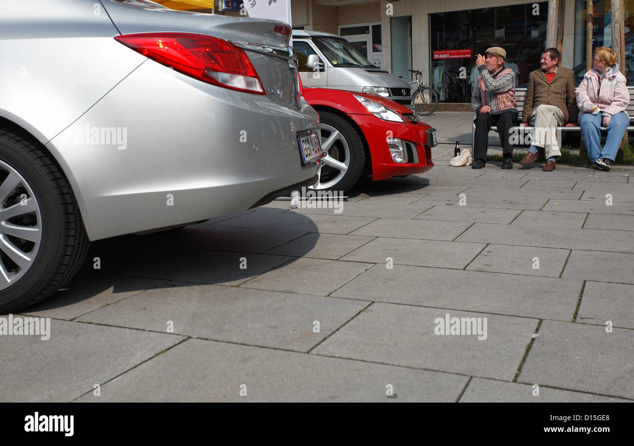 Russelsheim, Germania, persone vulnerabili a sedersi accanto ai nuovi modelli Opel Foto Stock