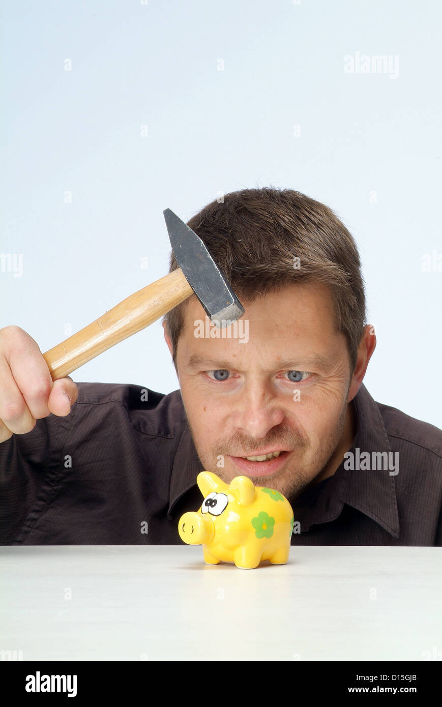 Amburgo, Germania, un uomo stragi il suo salvadanaio con un martello Foto Stock