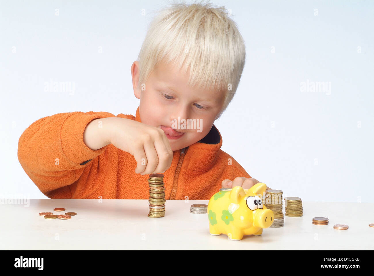 Amburgo, Germania, un ragazzo gioca con i suoi risparmi Foto Stock