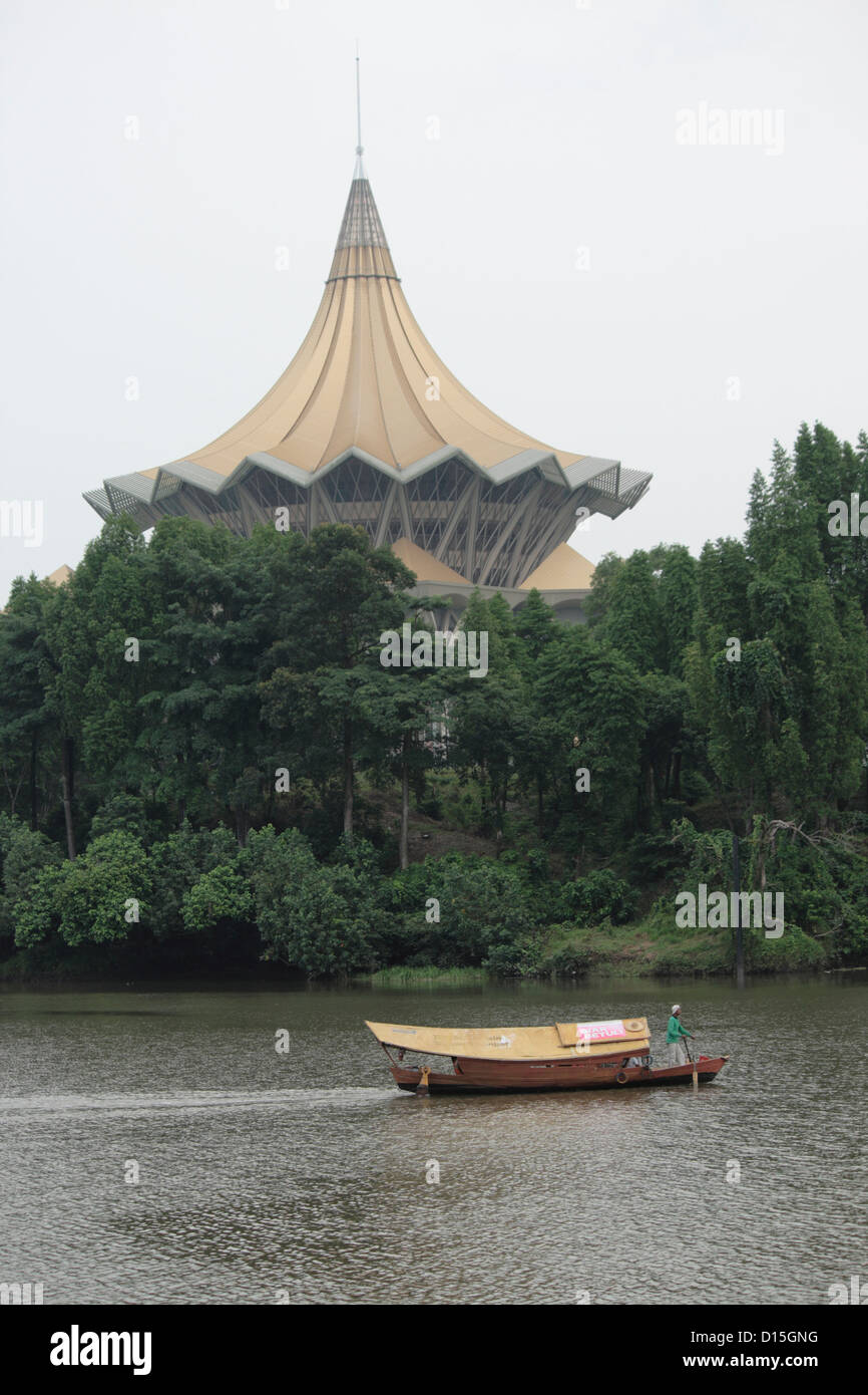 Sampan barca che porta passeggero al Fiume Sarawak Kuching con gruppo di stato edificio in background Foto Stock
