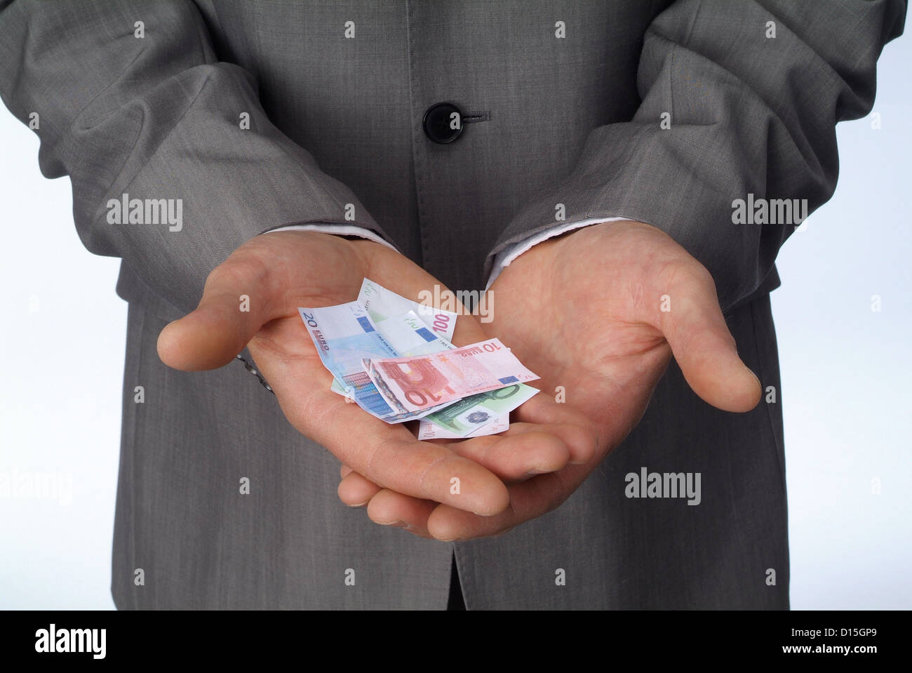 Amburgo, Germania, un uomo detiene bollette in miniatura nelle mani Foto Stock
