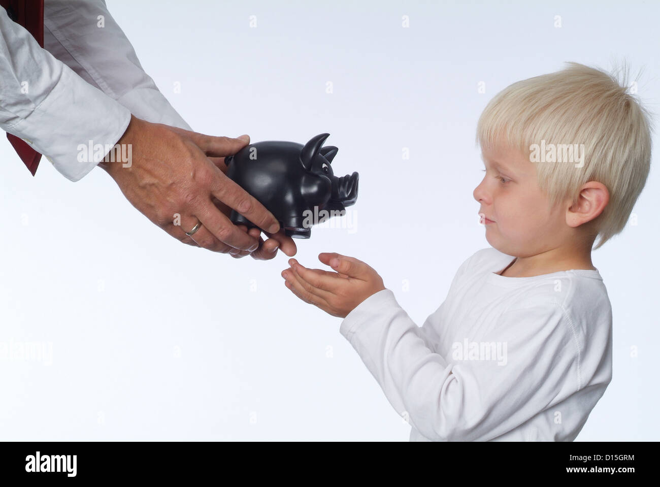 Amburgo, Germania, un bambino ottiene un nero salvadanaio dono Foto Stock