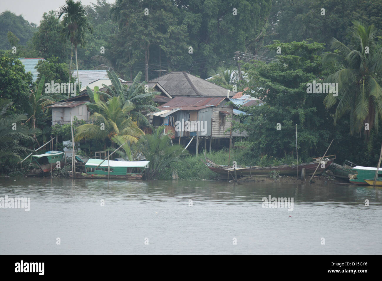 Tradizionale Malay kampung palafitte nel fiume Sarawak Kuching Foto Stock