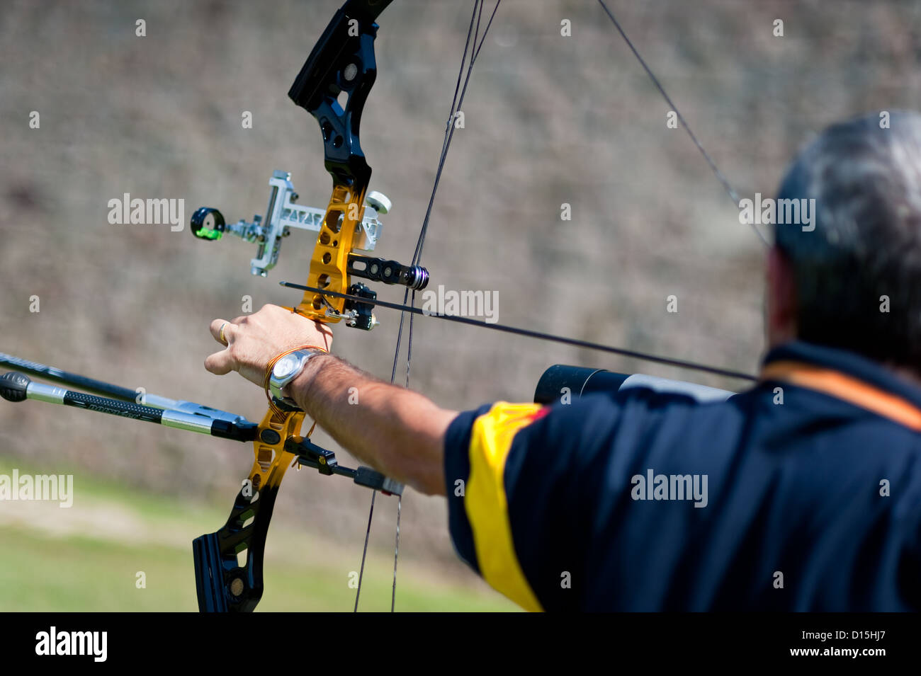 Barcellona, Spagna: Archer mirando a un bersaglio nel tiro con l'arco training camp di Montjuic. Foto Stock