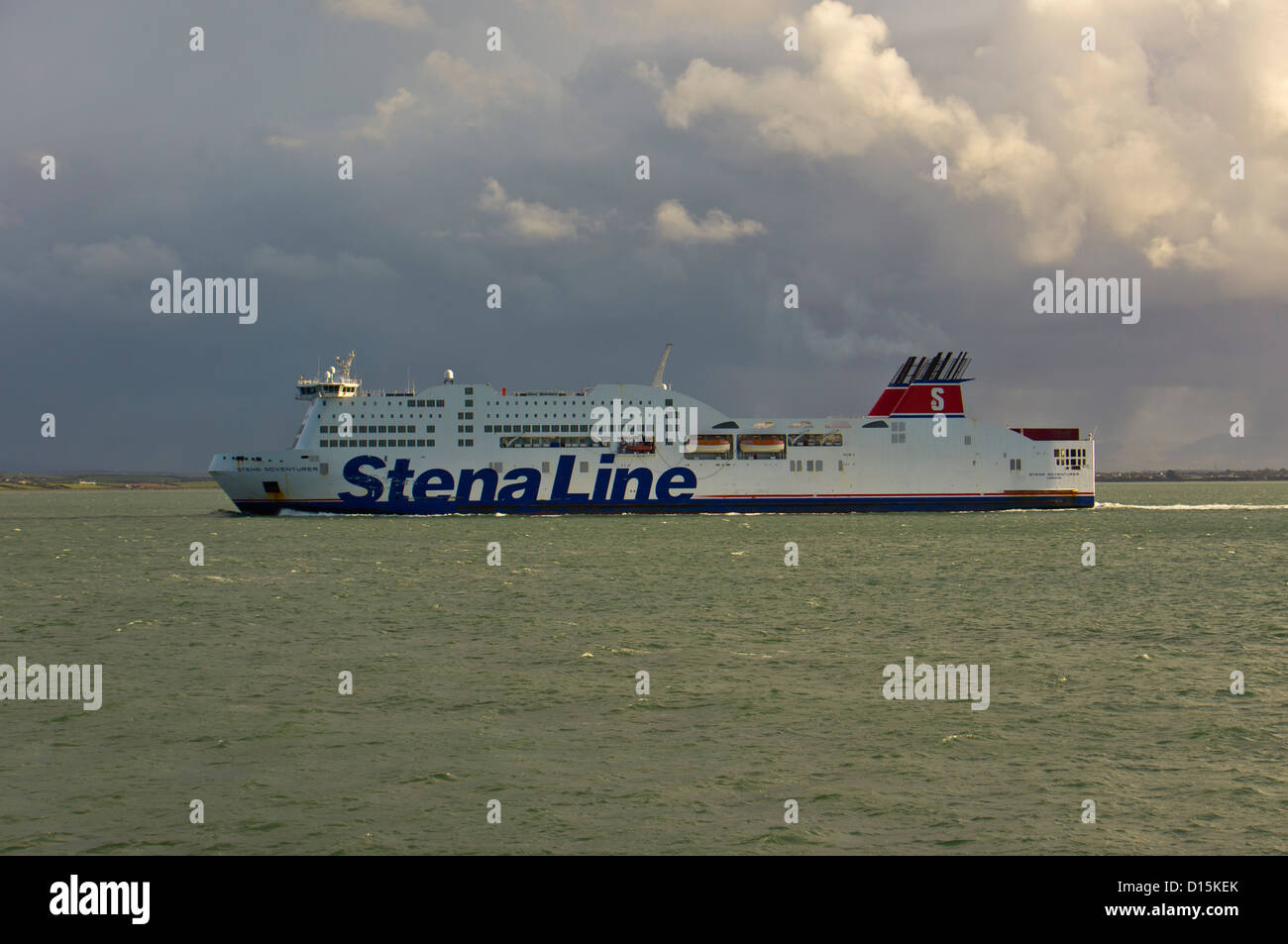 StenaLine Stena avventuriero di lasciare il porto di Holyhead per l'Irlanda. Anglesey North Wales UK Foto Stock