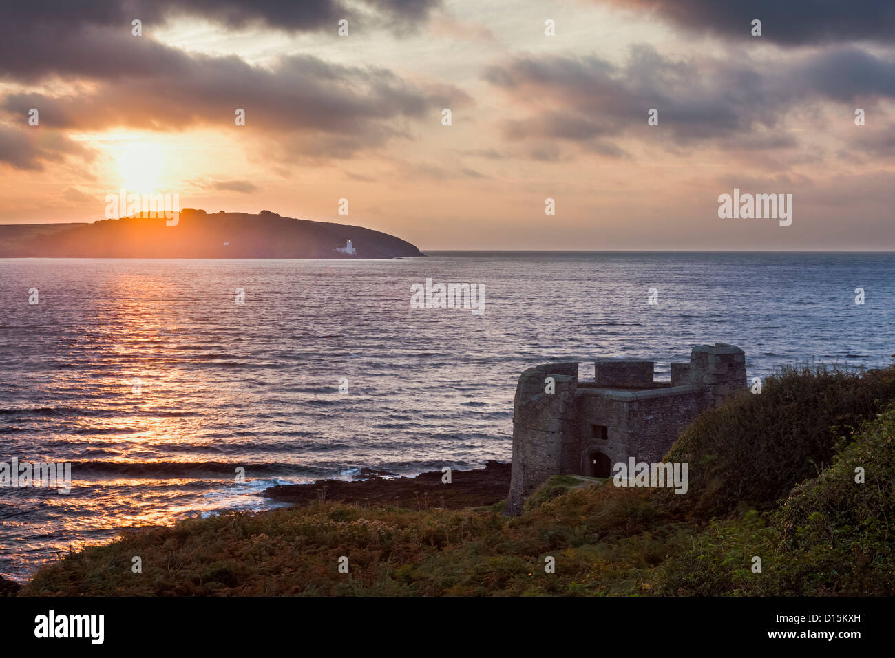 La piccola casa di blocco noto come Piccolo Dennis con il sorgere del sole su St Antonys Head, Cornwall Inghilterra REGNO UNITO Foto Stock