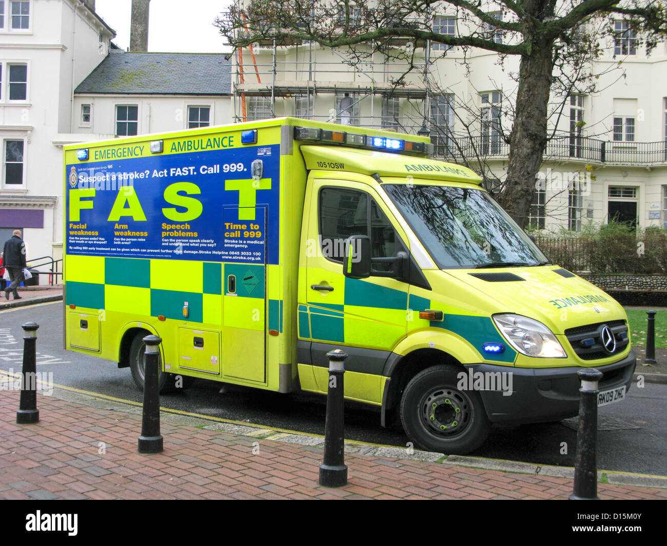 Sussex servizio ambulanza unità di personale paramedico che frequentano un emergenza in Worthing town center shopping sono West Sussex Foto Stock