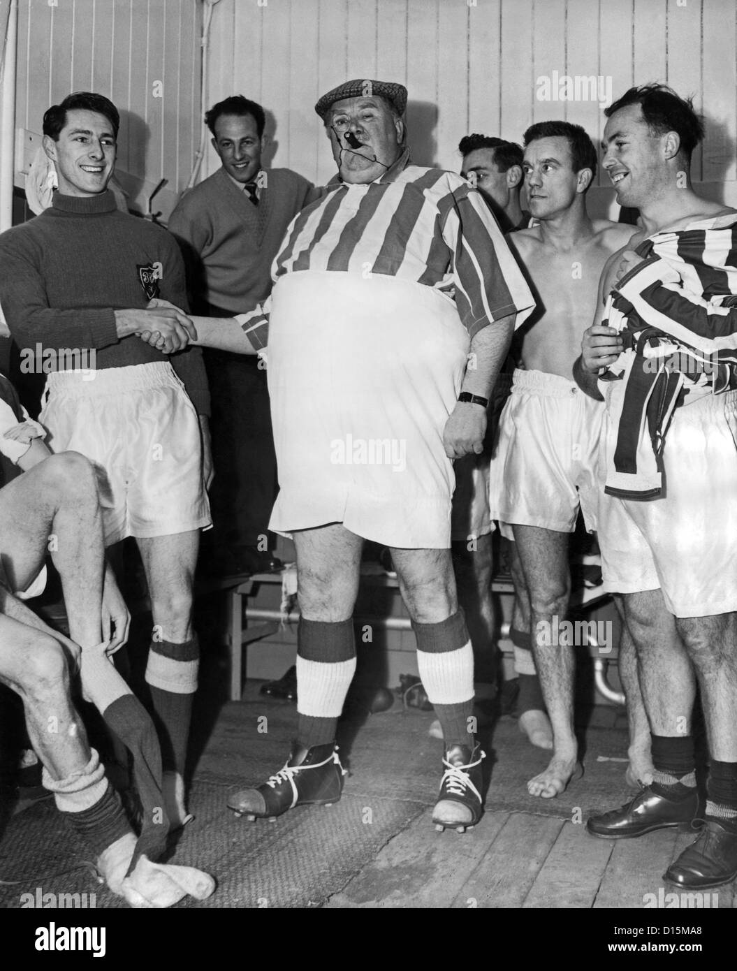 FRED EMNEY (ORIENTAMENTO VERTICALE) CON Brighton & Hove ALBION giocatori - portiere ERIC GILL FREM 001 COLLEZIONE MOVIESTORE LTD Foto Stock