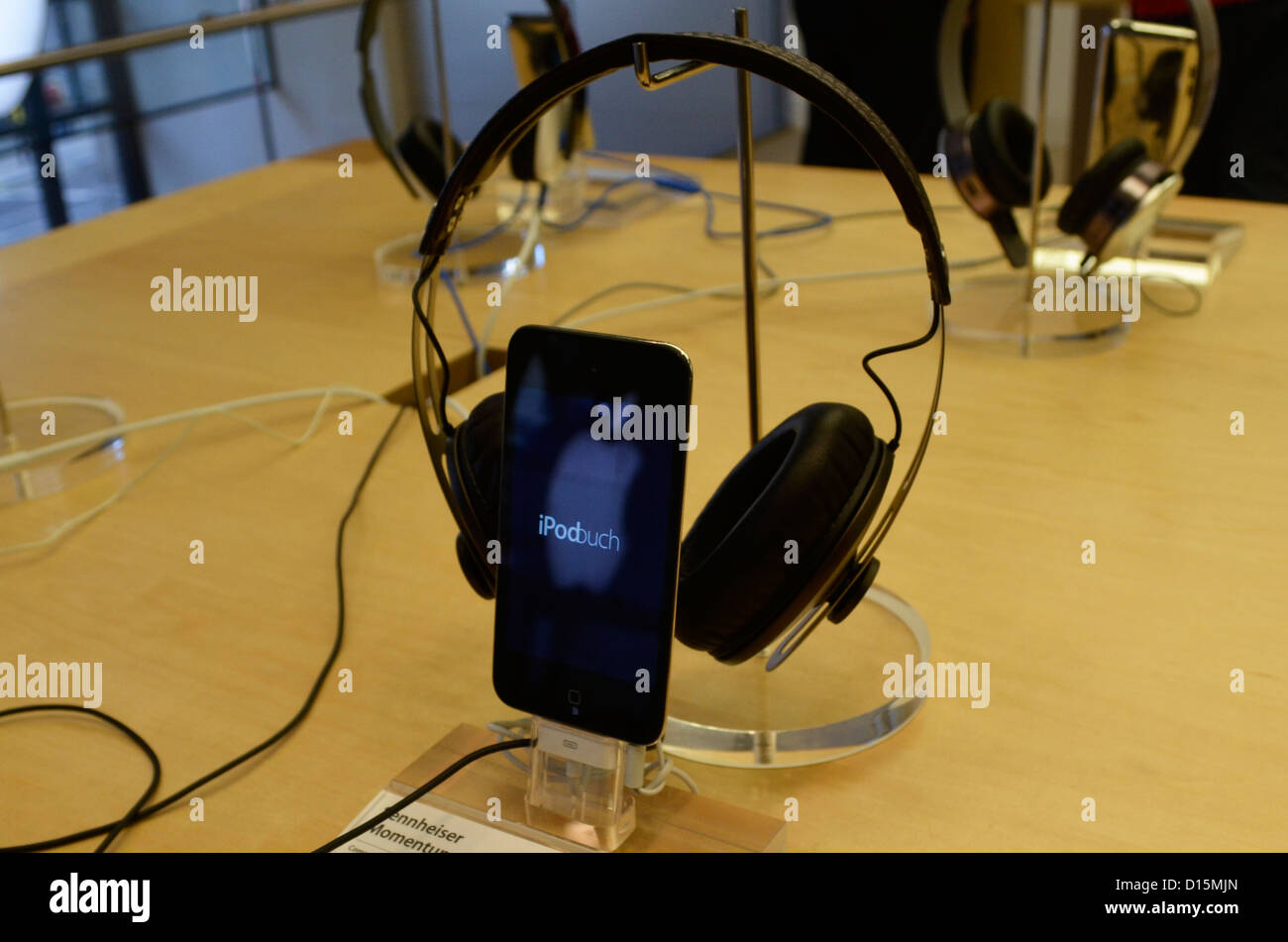 Apple iPod touch con testa telefoni in Apple Store di Londra, a Regent street. Foto Stock