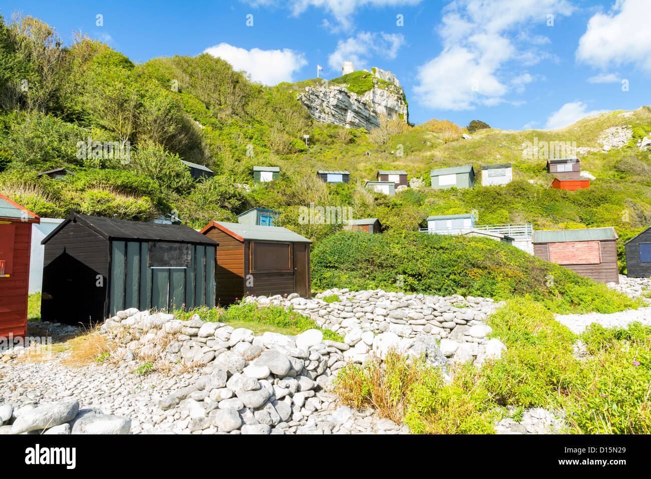 Ombrelloni sulla spiaggia di chiesa Ope Cove, isola di Portland Dorset England Regno Unito Foto Stock