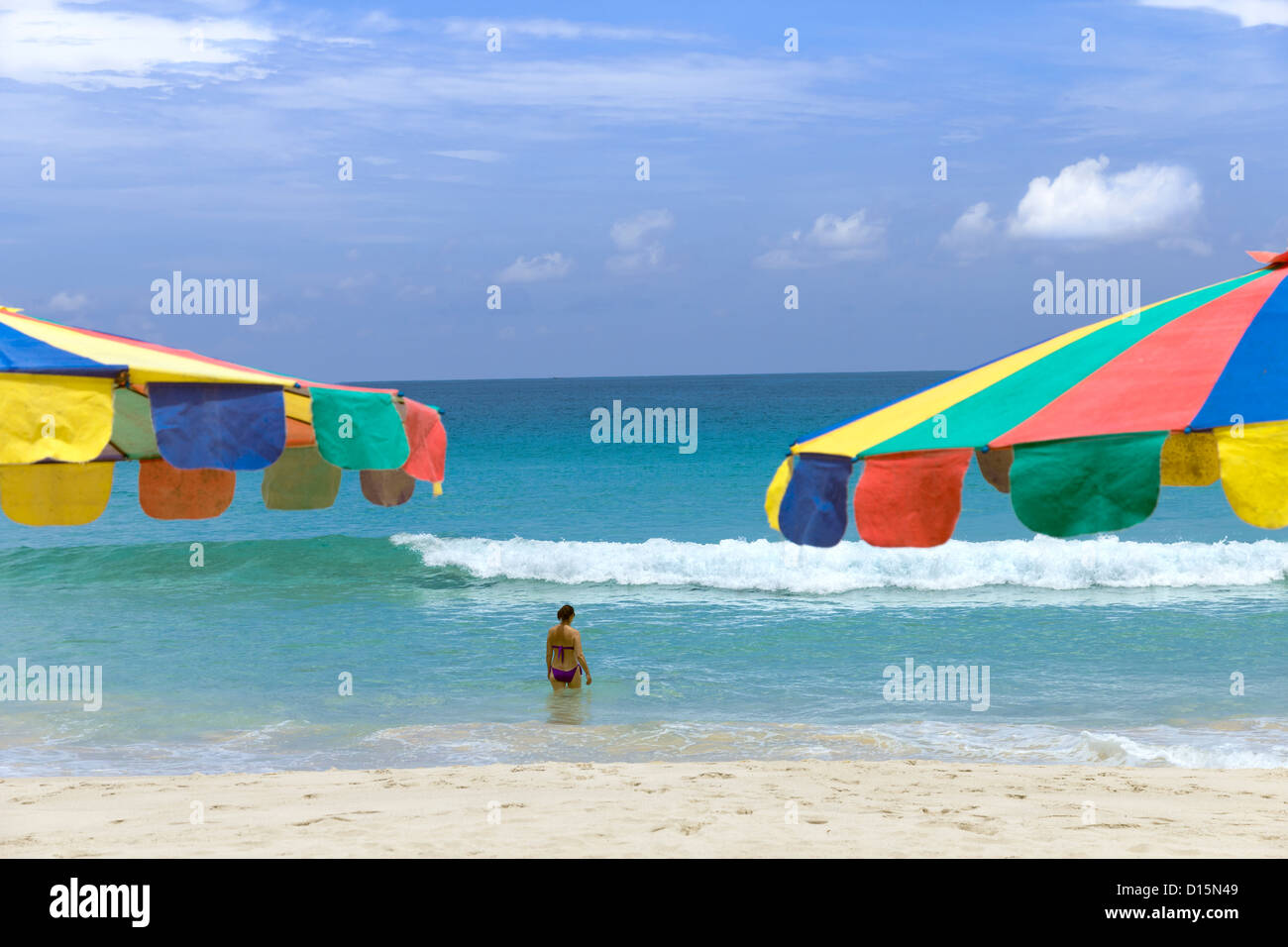 Tourist sorge in surf nel Mare delle Andamane, Thailandia Foto Stock