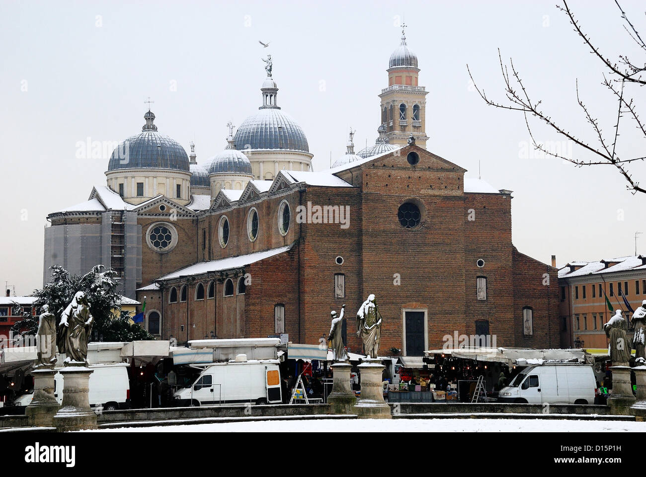 Padova, Italia, dicembre 8th, 2012. Oggi la prima neve dell anno ha imbiancato la città.La chiesa di Santa Giustina. Foto Stock
