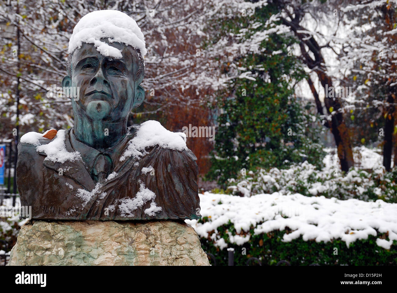Padova, Italia, dicembre 8th, 2012. Oggi la prima neve dell anno ha imbiancato la città. Statua di G. Perlasca nel parco pubblico. Foto Stock