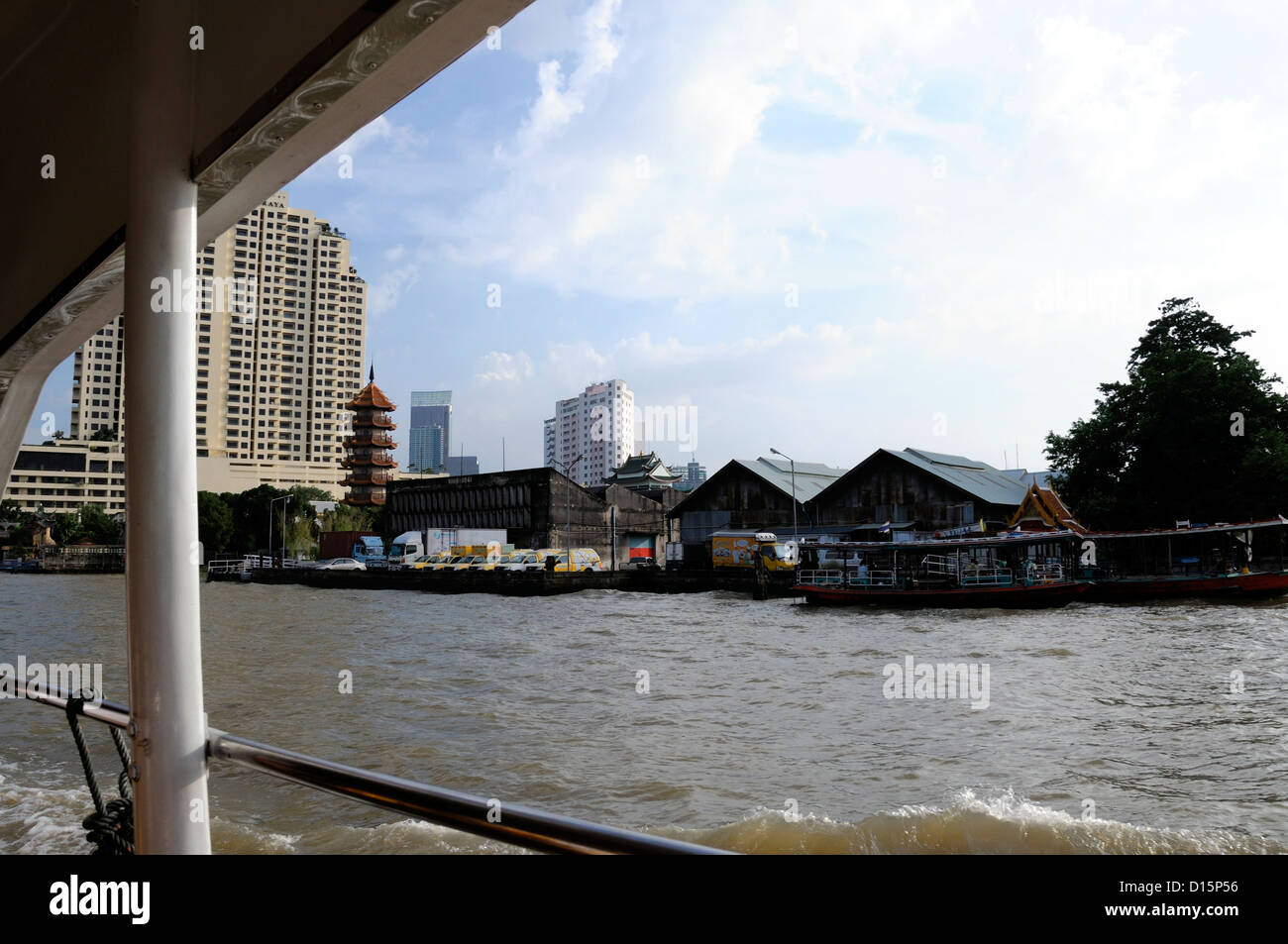 Del Fiume Chao Praya express tour in barca per il giro turistico della città di Bangkok in Thailandia il trasporto di acqua Foto Stock
