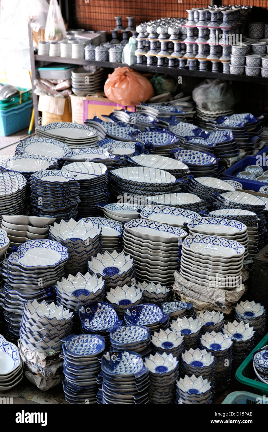 Souvenir souvenir oggetti di bigiotteria di mercato del fornitore di stallo il mercato del fine settimana di Chatuchak bangkok thailandia blu bianco piastre di porcellana Foto Stock