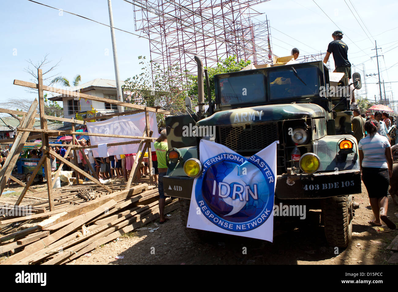 Esercito filippino assistere nella distribuzione degli aiuti di Cagayan de Oro, sull isola di Mindanao, Filippine e le conseguenze della tempesta tropicale Washi, (PAGAS Foto Stock