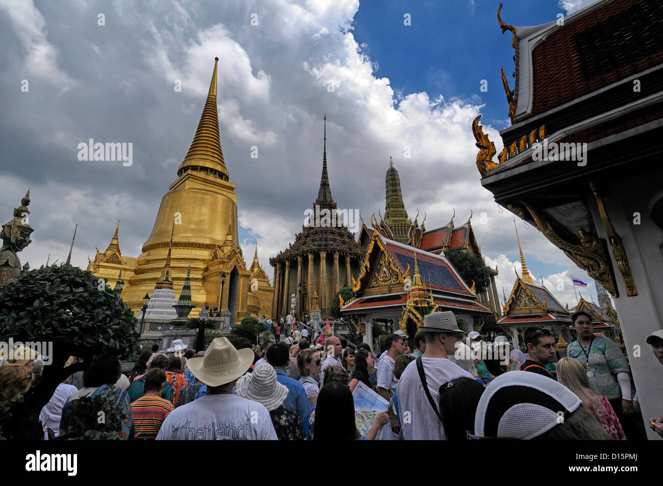 Il Grand Palace a Bangkok in Thailandia il Wat Phra Kaew Tempio del Buddha di Smeraldo la folla di turisti stipati sightseeing bloccato Foto Stock