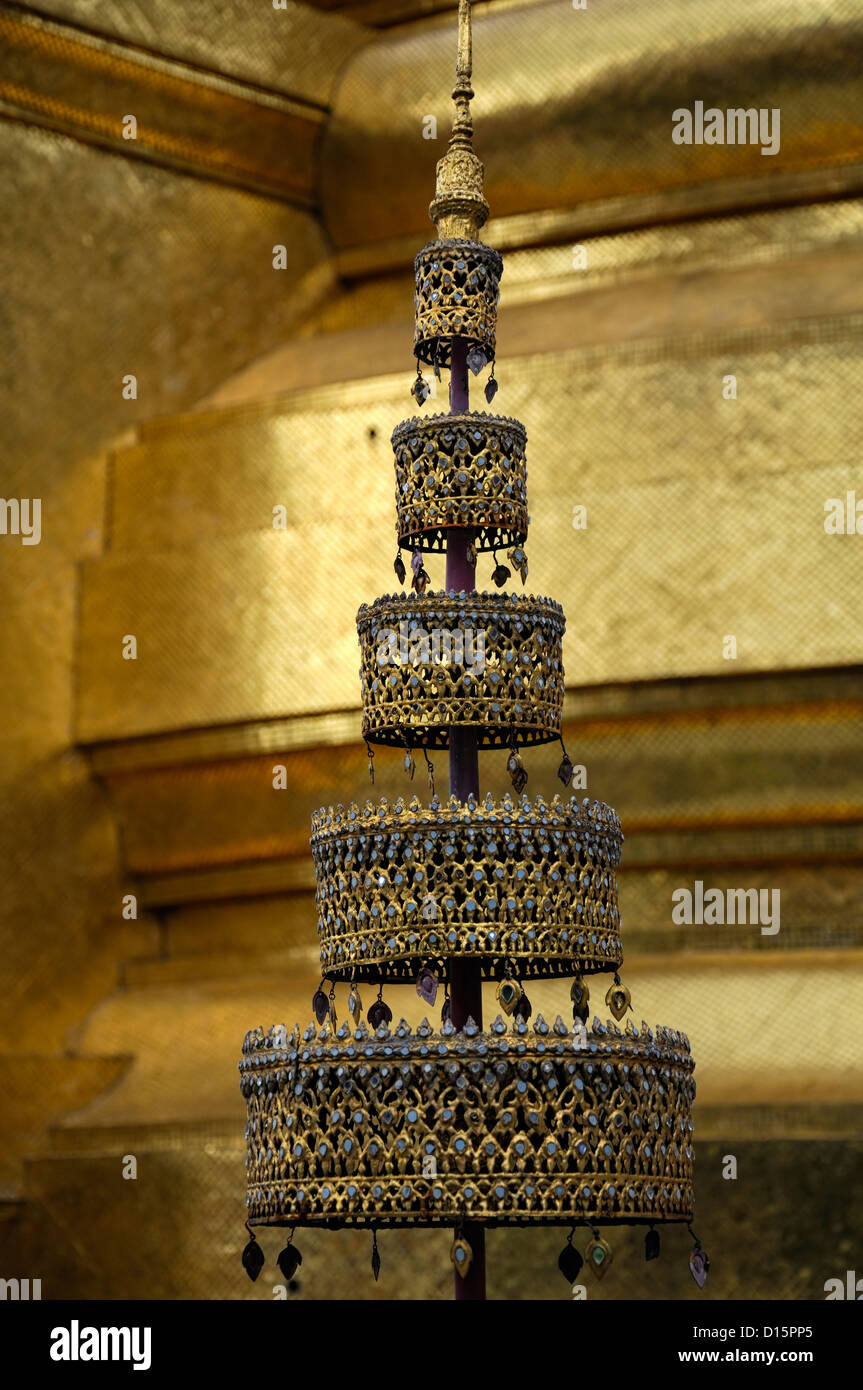 Il Grand Palace a Bangkok in Thailandia il Wat Phra Kaew Tempio del Buddha di Smeraldo la preghiera buddista ruota Foto Stock