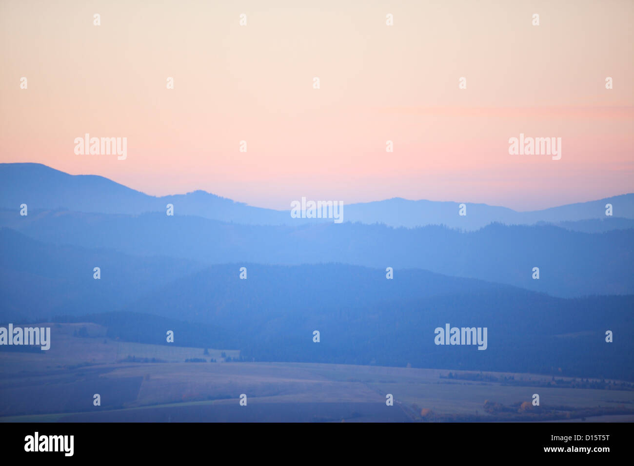 Crepuscolo rosa cielo sopra la parte inferiore montagne Tatra in Slovacchia Foto Stock