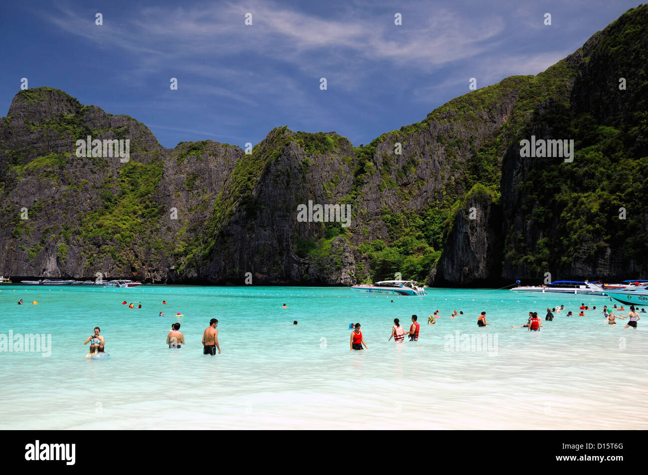 Tropical Paradise Laguna Maya Bay Ko Phi Phi Leh Ko Phi Phi Islands Krabi Thailandia white sands beach persone nuotare nuoto Foto Stock