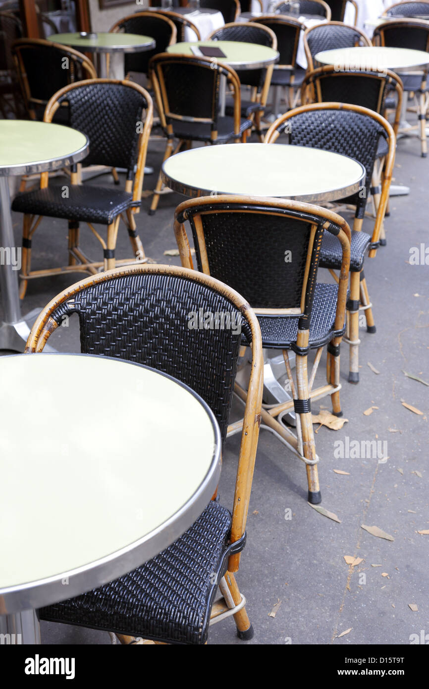 Tavoli del ristorante sul marciapiede Foto Stock