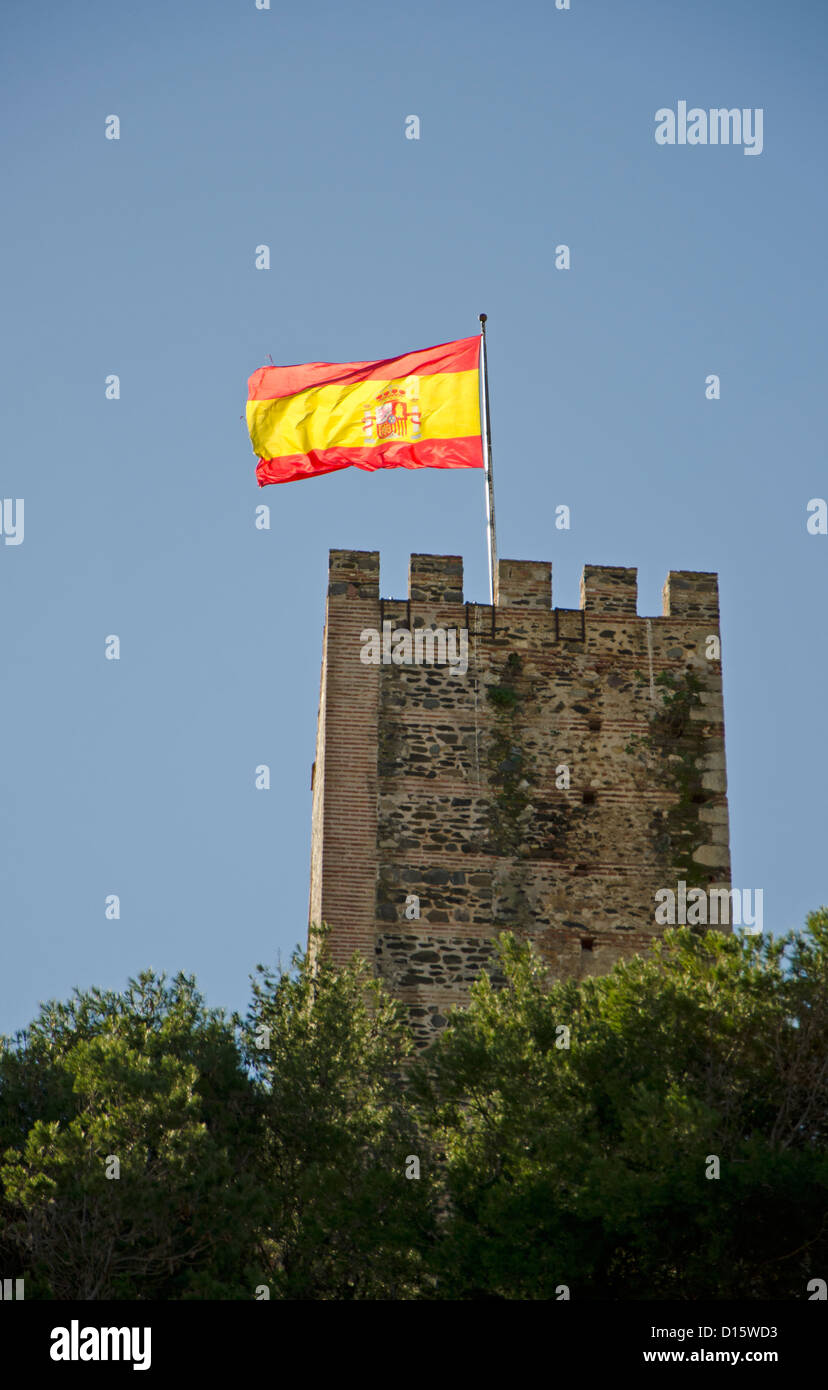 Bandiera spagnola al castello moresco Sohail, Castillo Sohail di Fuengirola Andalusia, Malaga, Spagna. Foto Stock