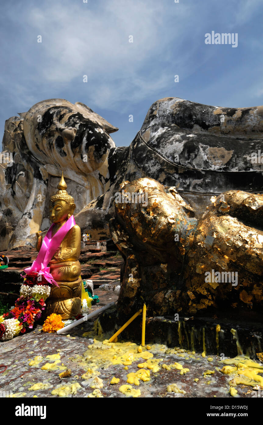 Reclining statua del Buddha Wat Lokayasutharam Ayutthaya Thailandia parallelo specchio piccolo grande santuario religione buddista foglia oro Foto Stock