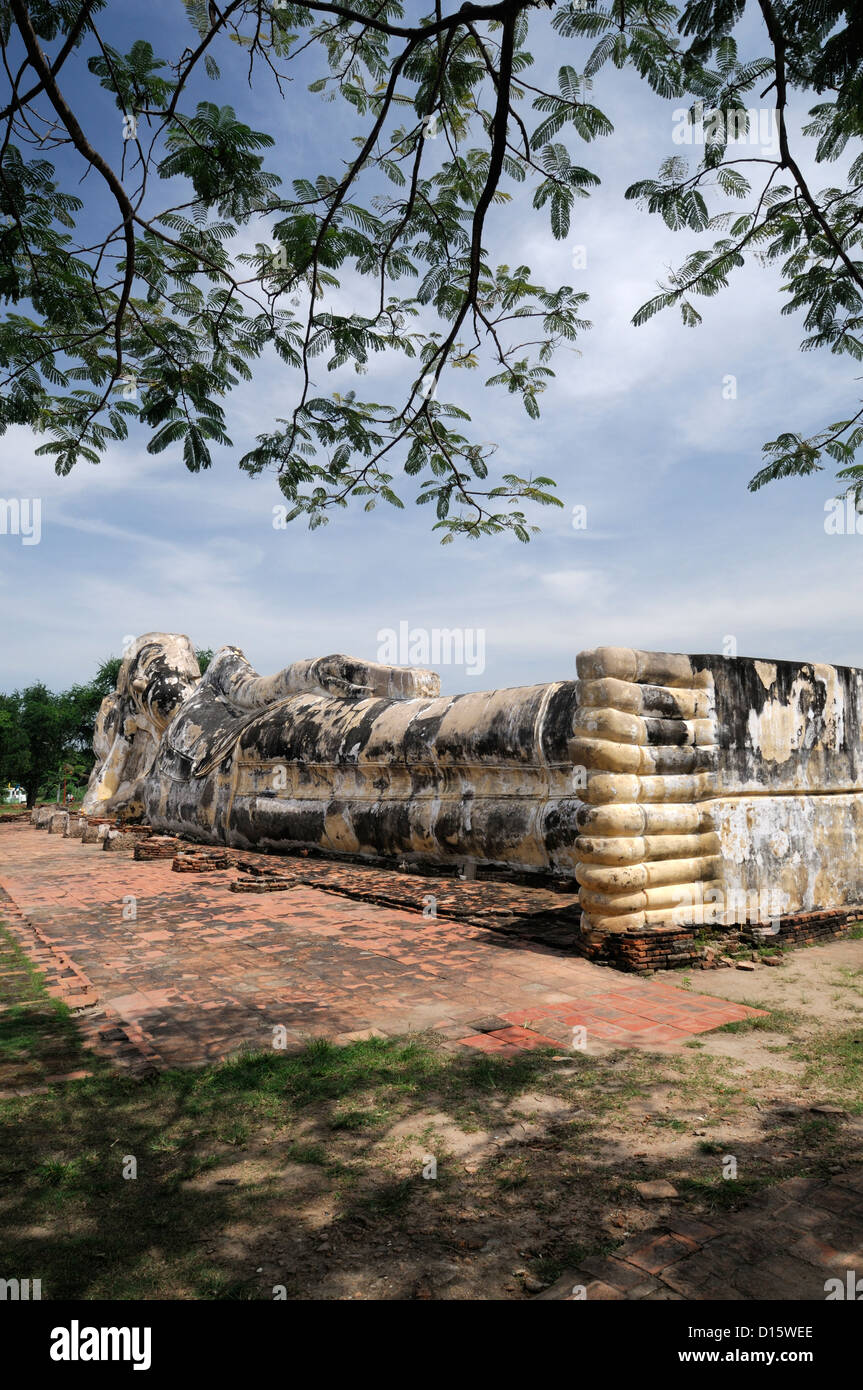 Reclining statua del Buddha Wat Lokayasutharam Ayutthaya Thailandia parallelo specchio piccolo grande santuario religione buddista Foto Stock