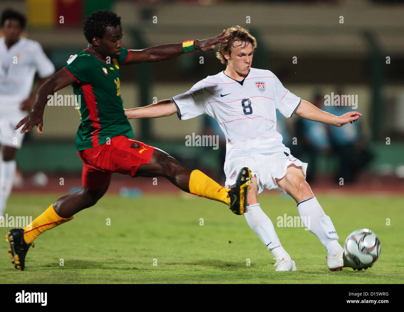 Jean Bapidi del Camerun (L) difende contro Jared Jeffrey degli Stati Uniti (R) durante un 2009 FIFA U-20 World Cup Match. Foto Stock