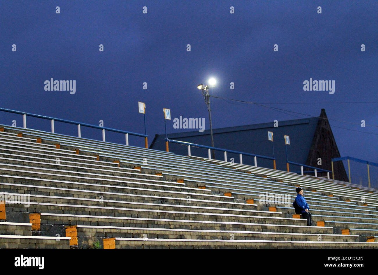 Ballboy a Greenock Morton football match seduto in gabbie vuote. La Scozia. Foto Stock