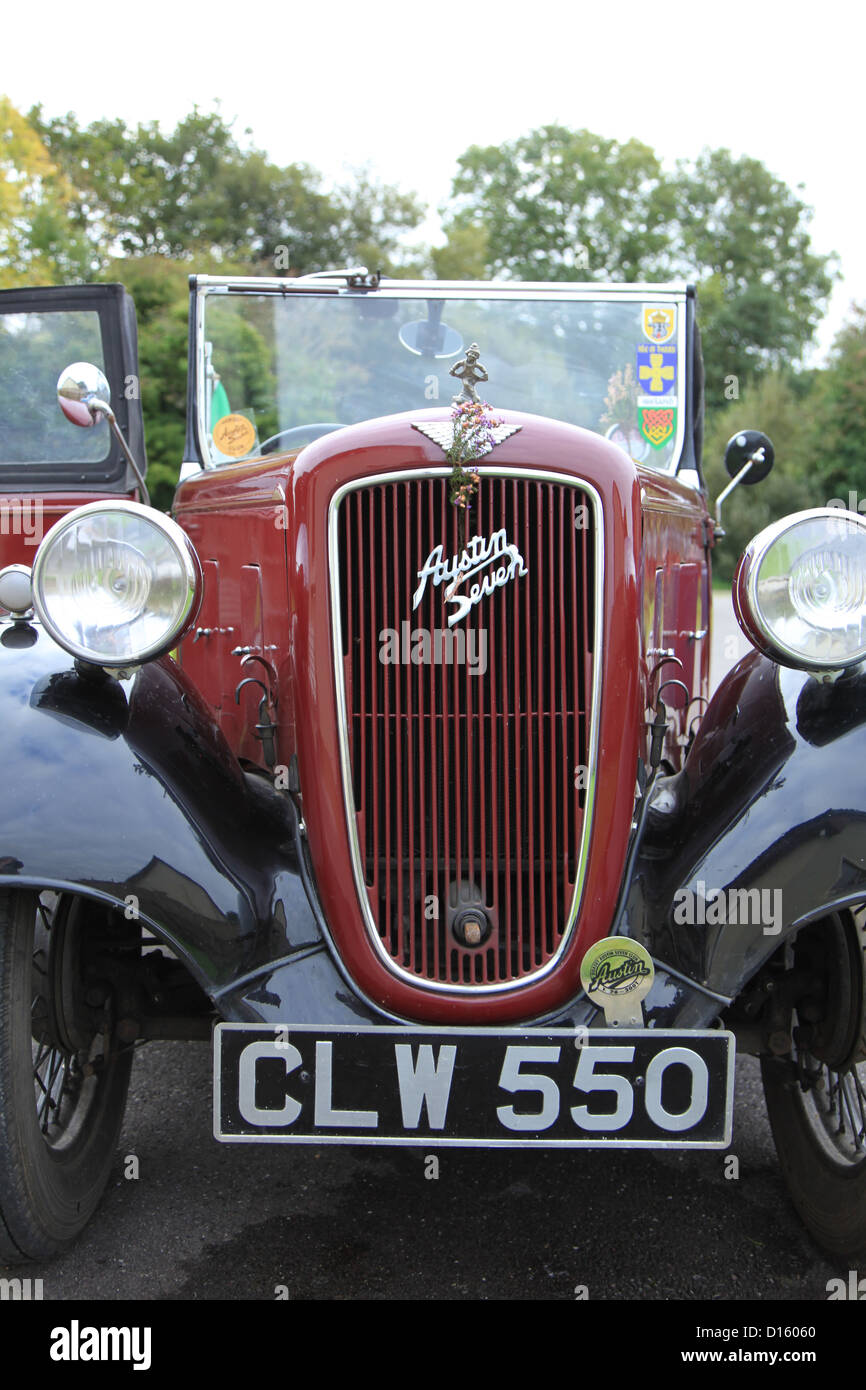 Fabbricato in inglese di colore rosso austin automobile, che mostra l'estremità anteriore con numero di targa cofano, e numero di targa Foto Stock