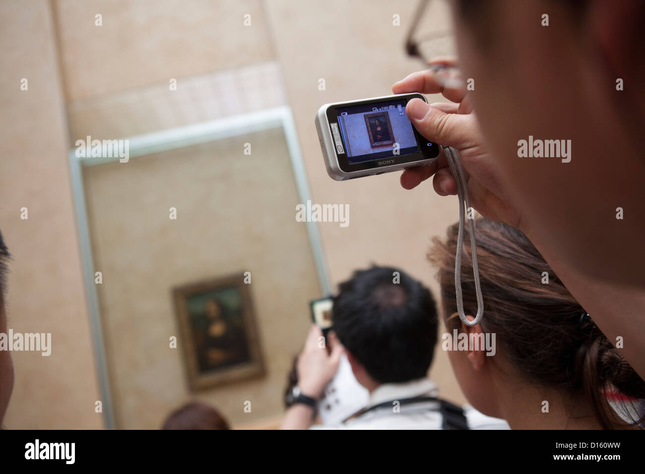 I turisti lo sguardo la Mona Lisa - Musée du Louvre, Parigi Foto Stock