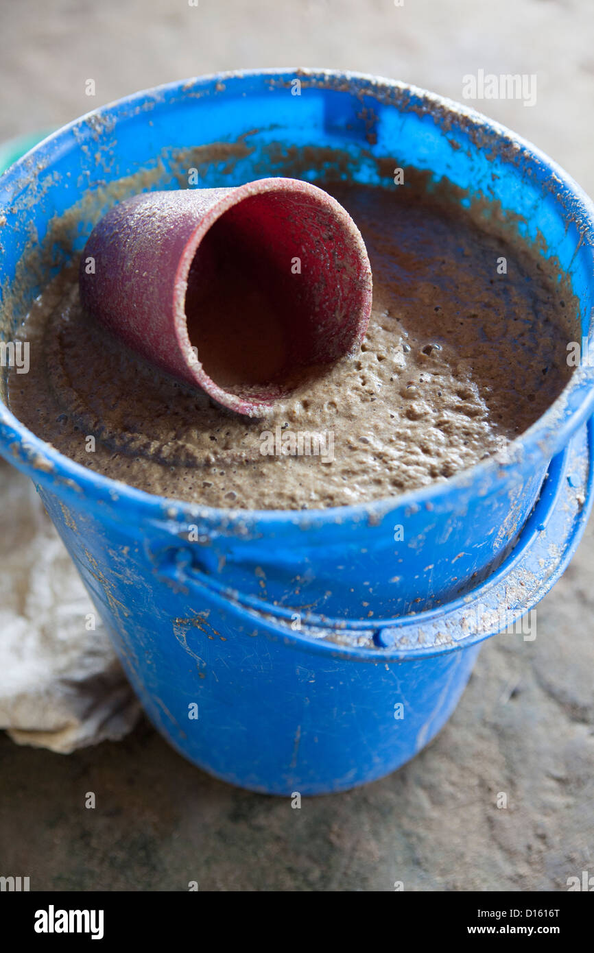 Prodotta localmente il miglio di birra è venduta al mercato di Katakwi, Uganda, Africa orientale. Foto Stock