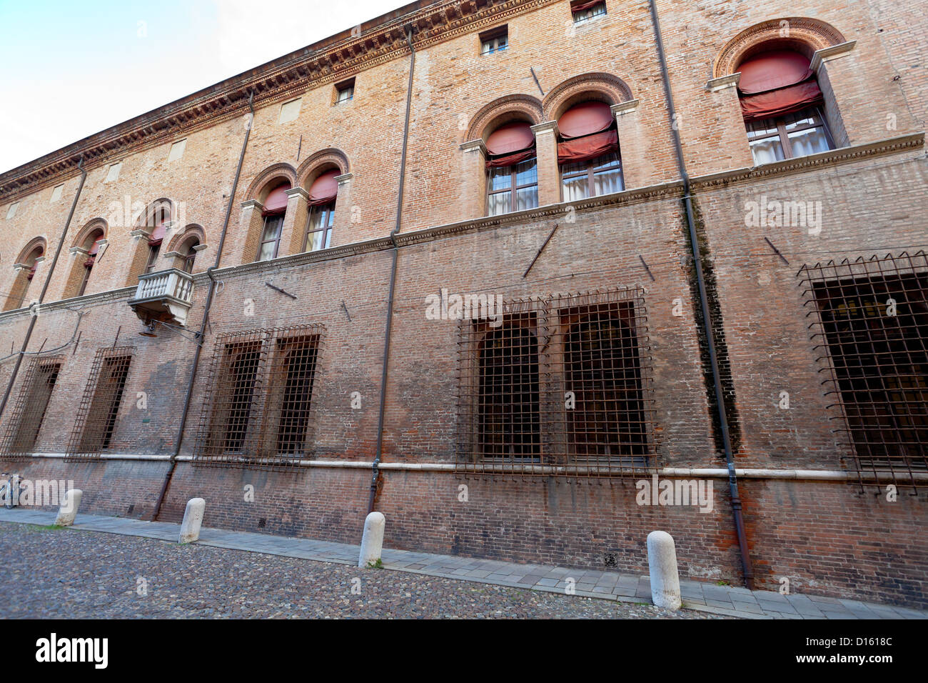 Palazzo Giulio d'Este ora è sede della Prefettura, la polizia di Ferrara, Italia Foto Stock