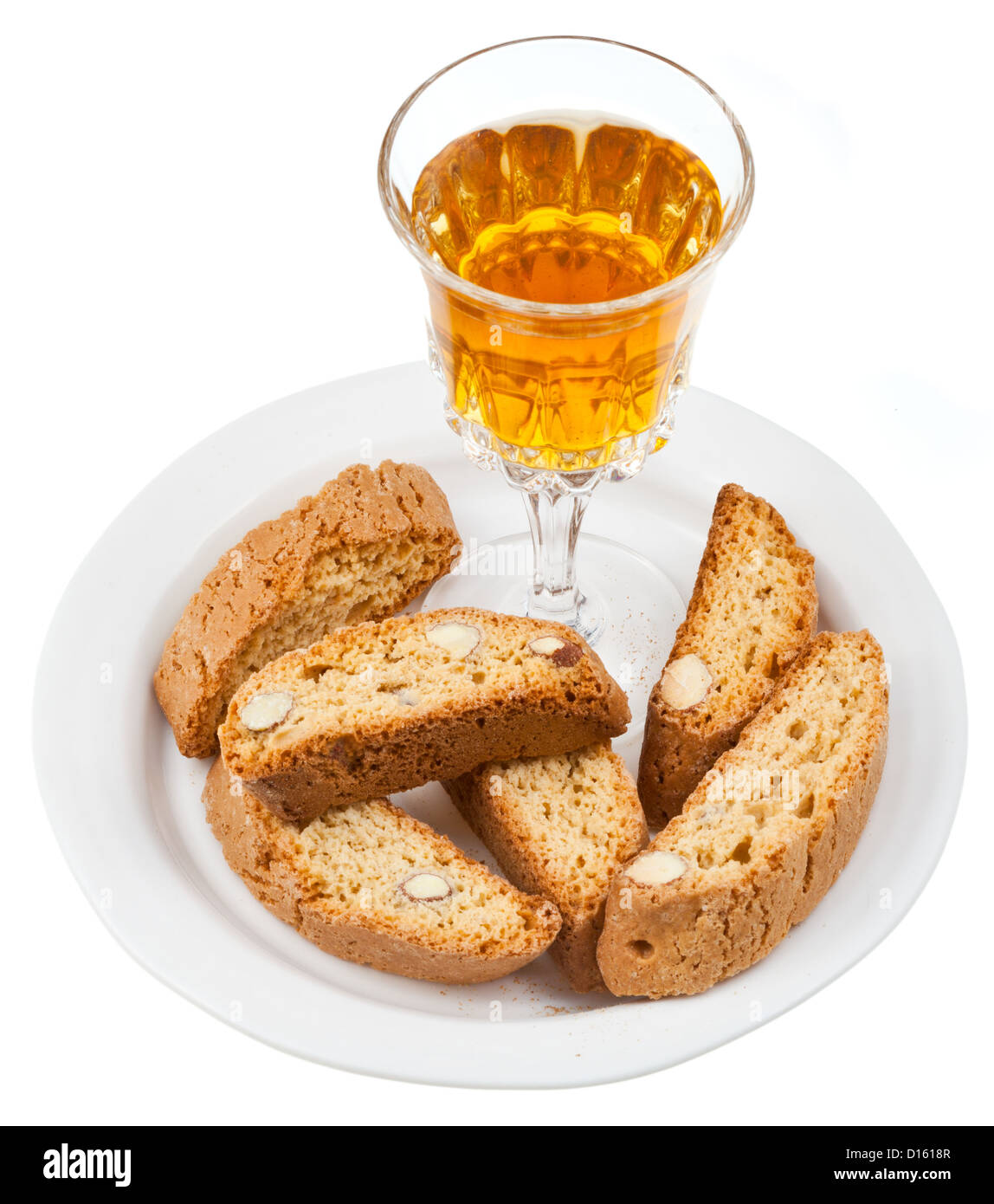 Vetro cristallo con vino bianco dolce e italiana mandorla cantuccini sul piattino isolati su sfondo bianco Foto Stock