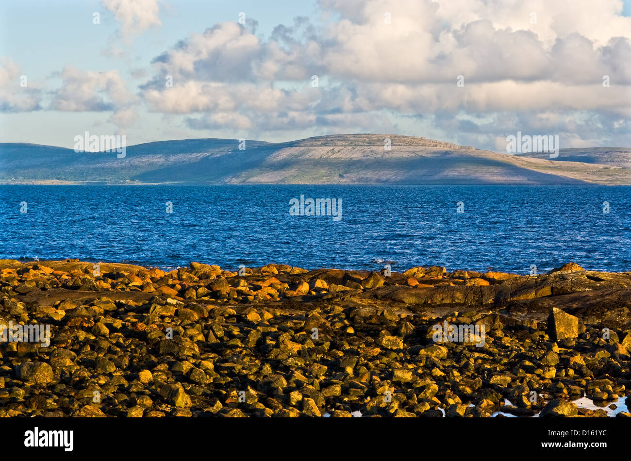 Baia di Galway in Irlanda dalla città di Spiddal con il Burren attraverso la baia Foto Stock