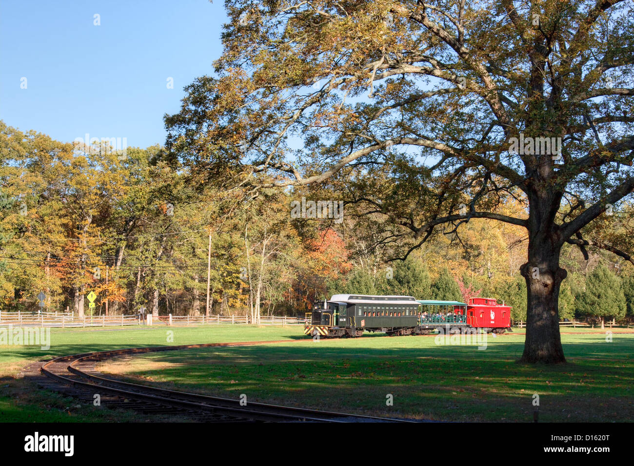 Un vecchio, restaurato Treno prendendo le persone per passeggiate al Parco Allaire nel New Jersey Foto Stock