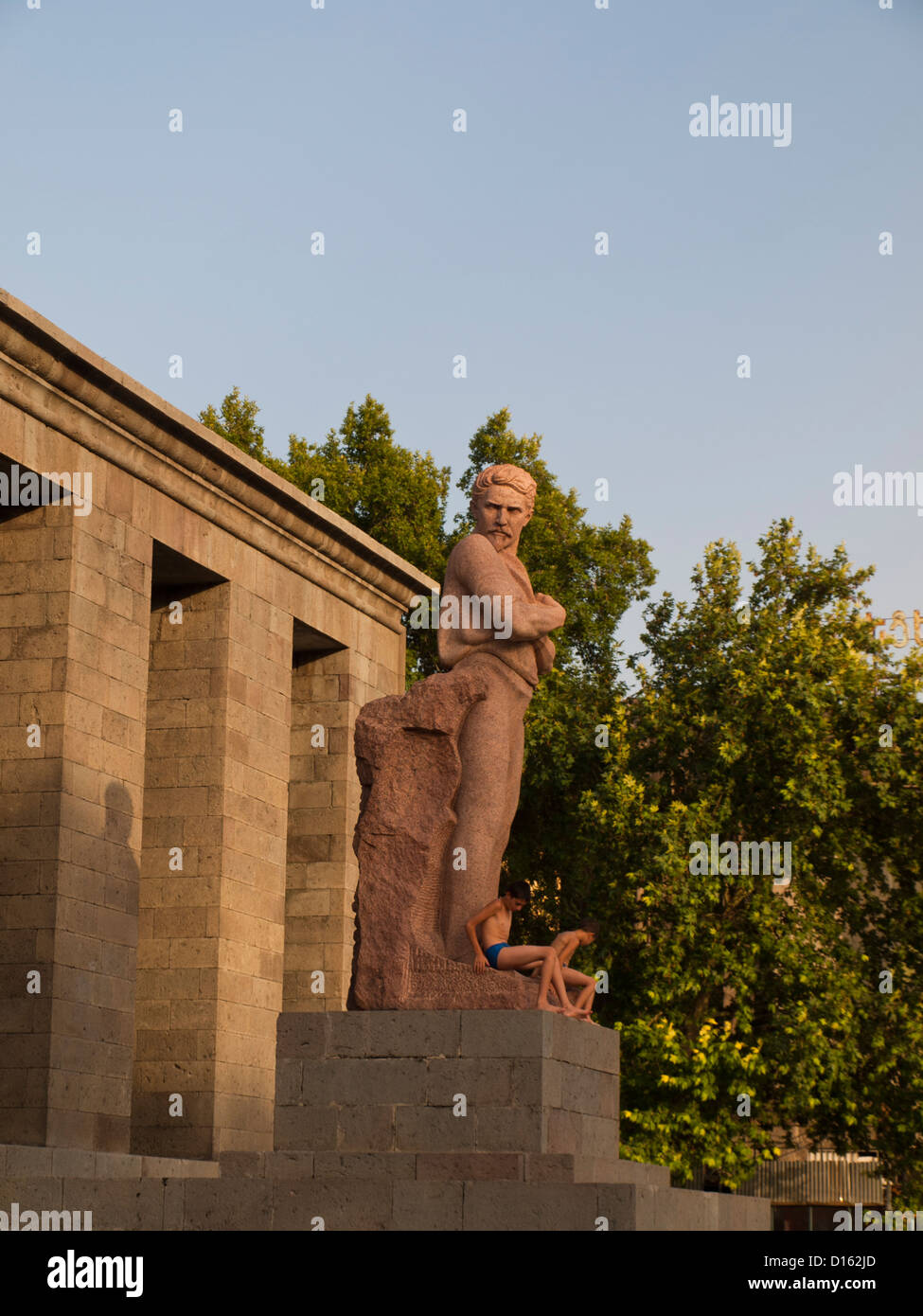 Bambini ai piedi di Aleksandr Myasnikyan statua in Yerevan Foto Stock