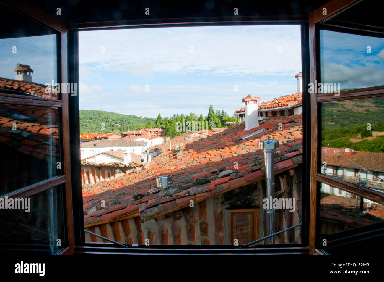 Vista da una finestra aperta. Candelario, provincia di Salamanca, Castilla Leon, Spagna. Foto Stock
