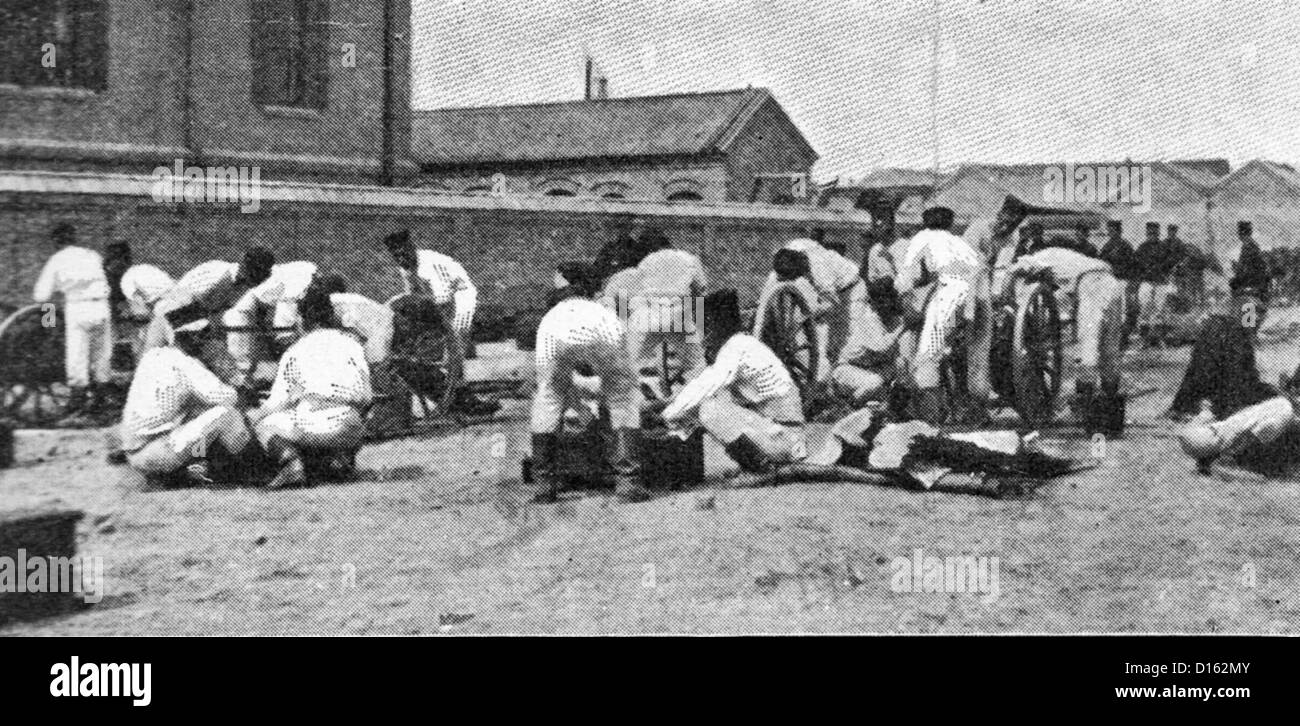 I soldati giapponesi pistole per la pulizia dopo il sollievo di Tientsin, Cina durante il Boxer Rebellion, 1900 Foto Stock