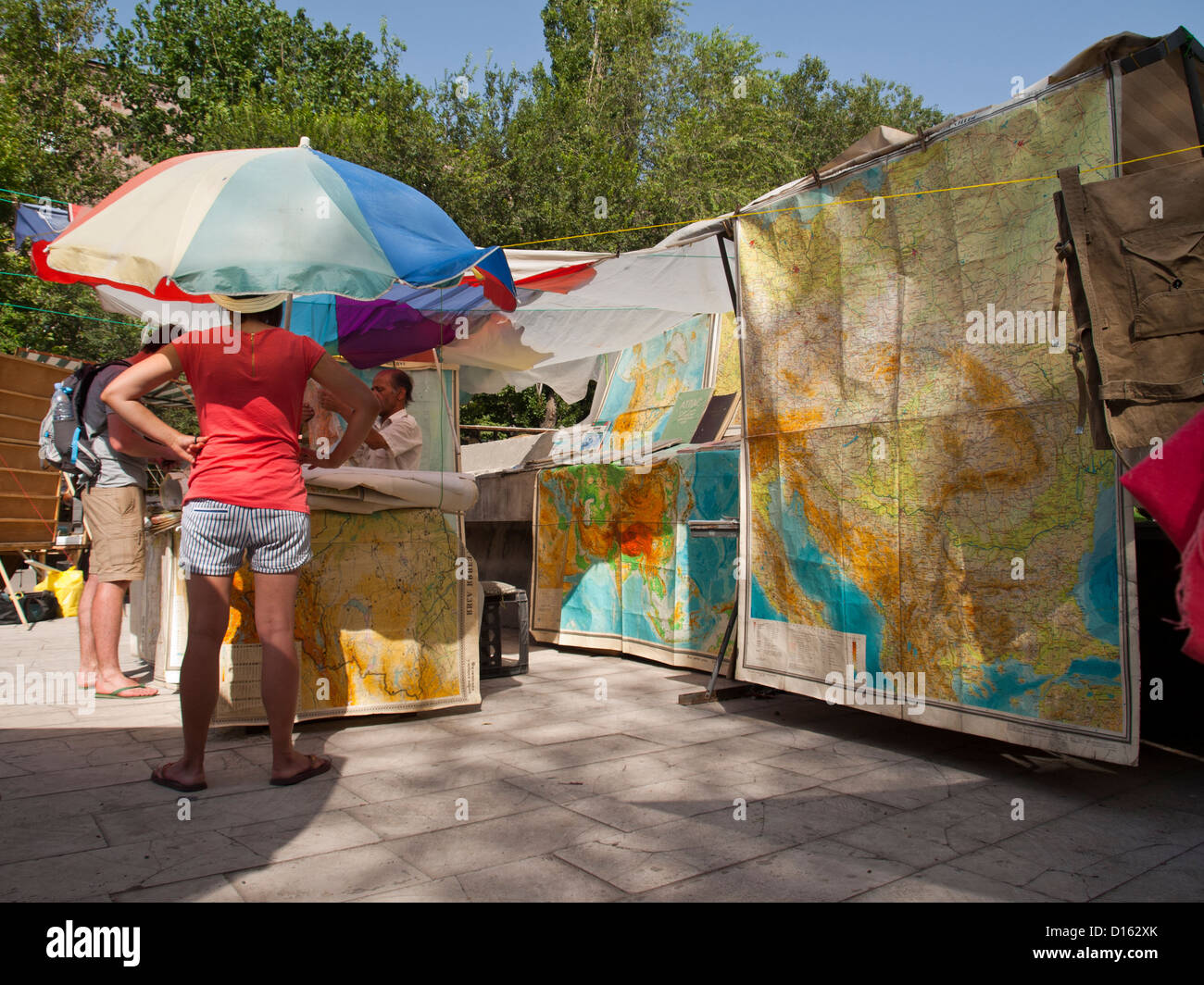 Mappe di vendita nel mercato Vernisage Foto Stock