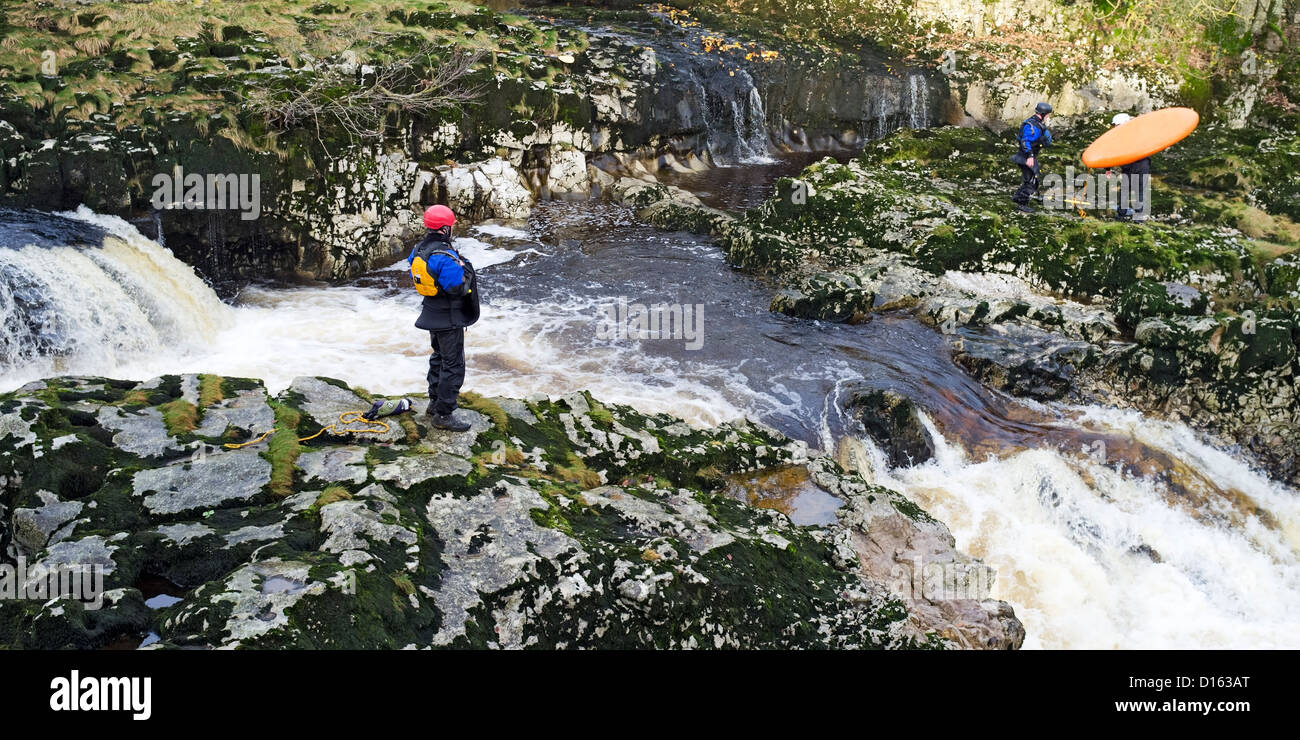 A il grado 4 a due livelli di scendere a Linton Falls, Wharfedale, nello Yorkshire, Inghilterra Foto Stock