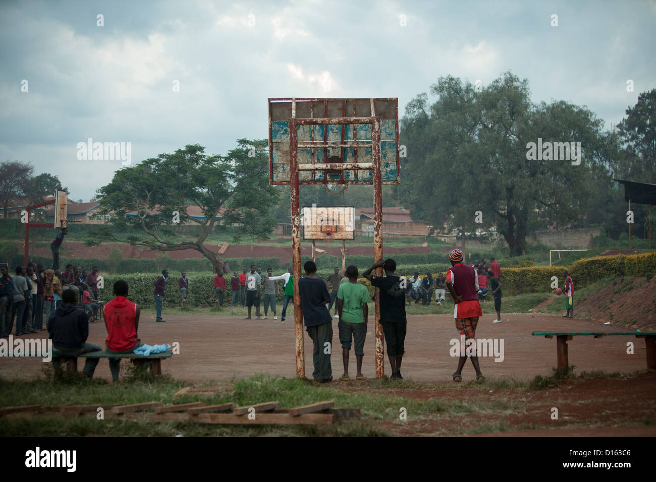 Gli studenti della scuola secondaria di giocare a basket dopo le classi di Nyeri, Kenya, Africa orientale. Foto Stock