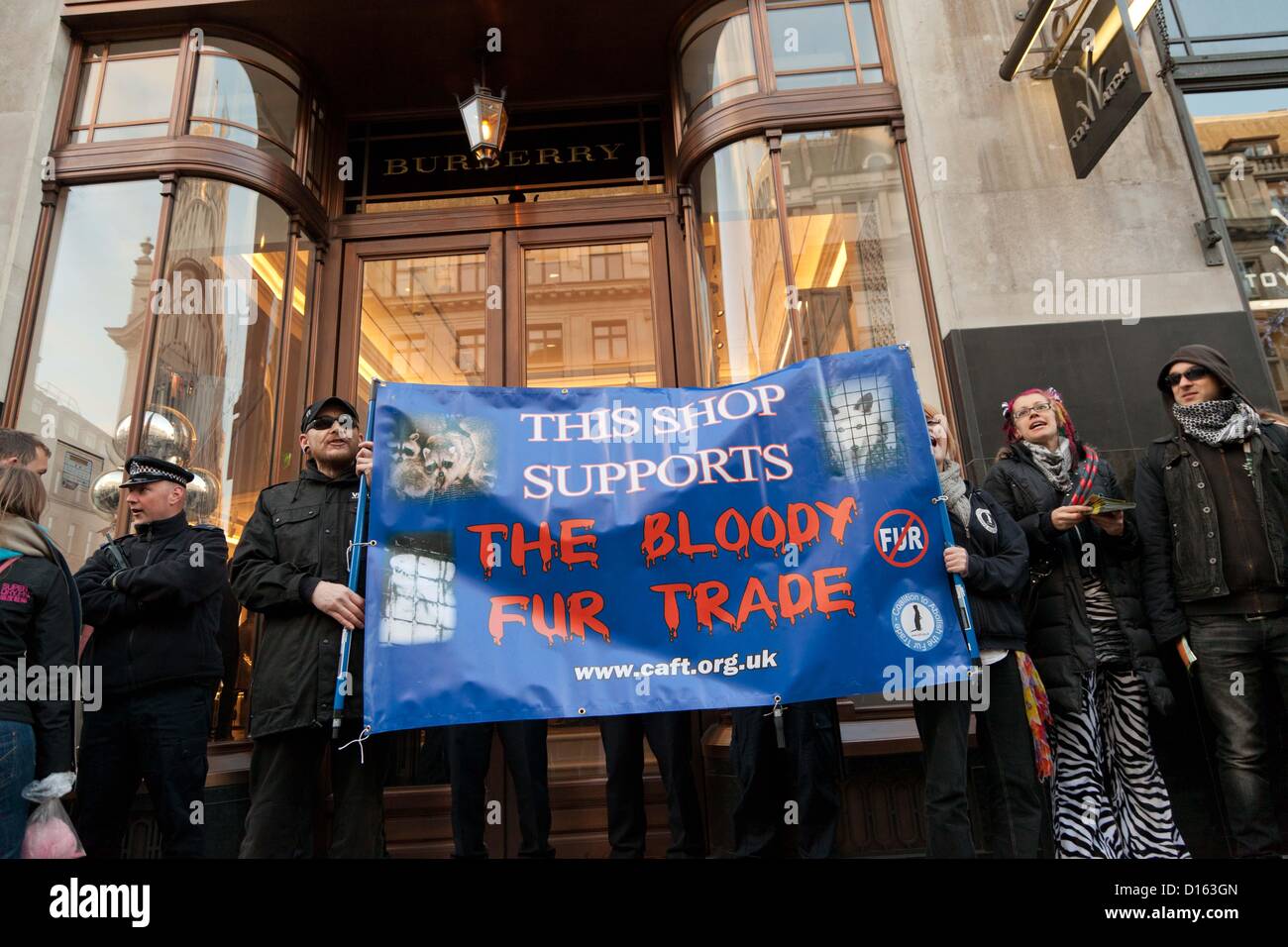 Londra, Regno Unito. 8 dicembre 2012 la coalizione di abolire il commercio di pellicce organizzato manifestazioni di protesta al di fuori del negozio Burberry sul Regents Street contro la vendita di pellicce. Si è passati poi a Great Marlborough Street dove hanno protestato fuori al di là di rétro. Foto Stock